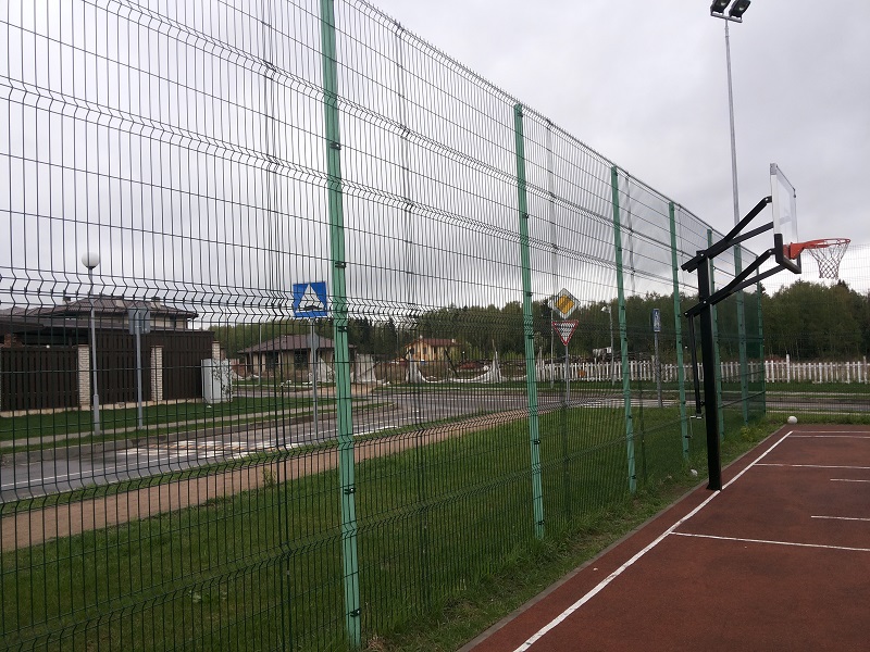 Забор из сетки З Д для спортивной площадки в коттеджном посёлке Антоновка