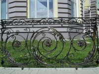 Кованый забор с растительным орнаментом