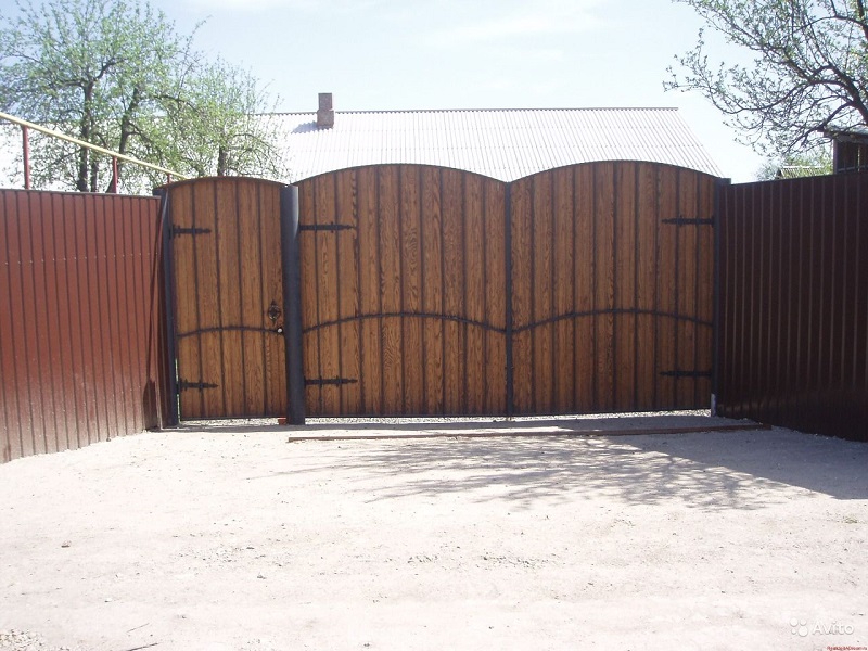 Забор из профнастила с распашными воротами и калиткой