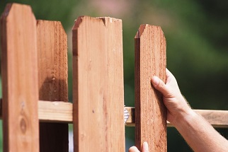 Монтаж деревянных заборов