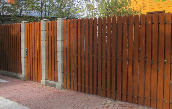 Забор из деревянного штакетника для дачи