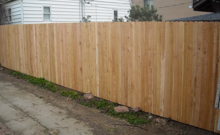 Сплошной деревянный забор из штакетника