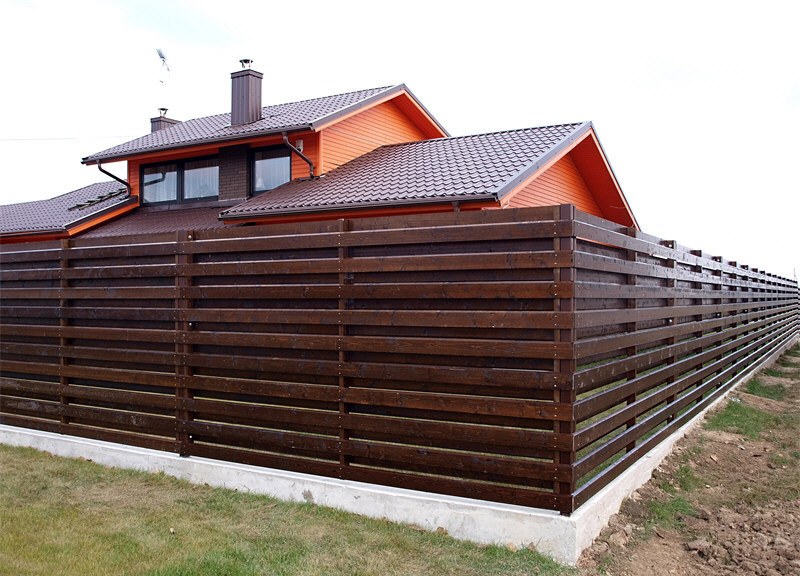 Дачный забор из двойного деревянного штакетника