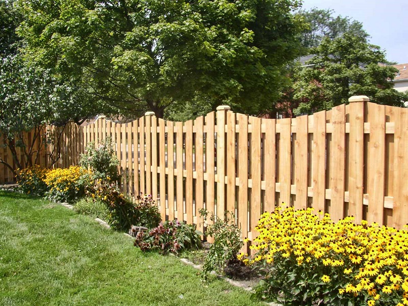 Дачная фигурная ограда из деревянного штакетника