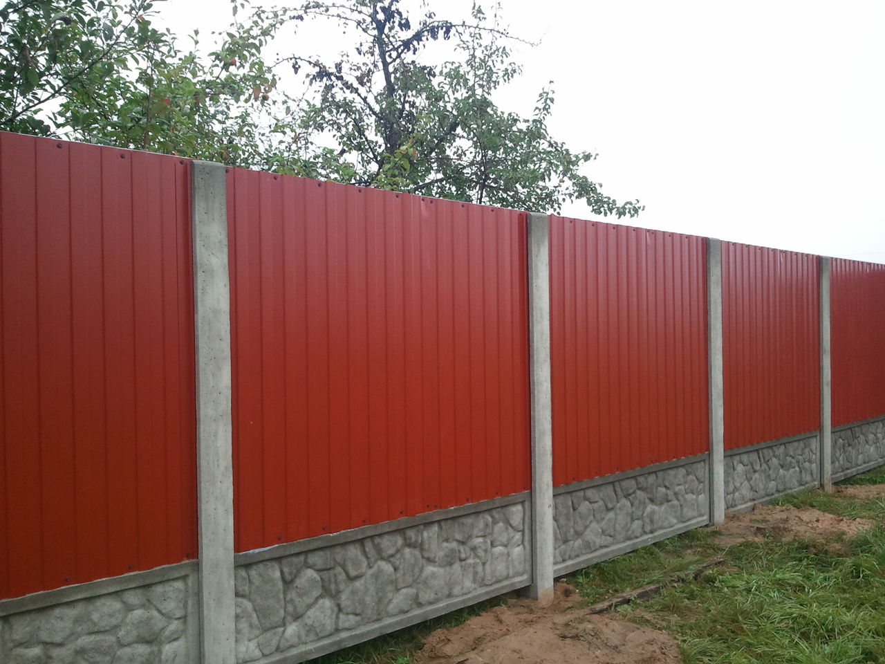 Комбинированный забор из профнастила и бетона 