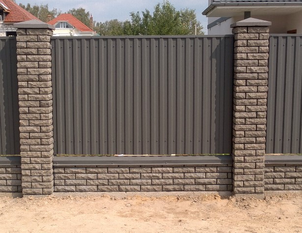 Комбинированный забор из профнастила с бетона под кирпич 