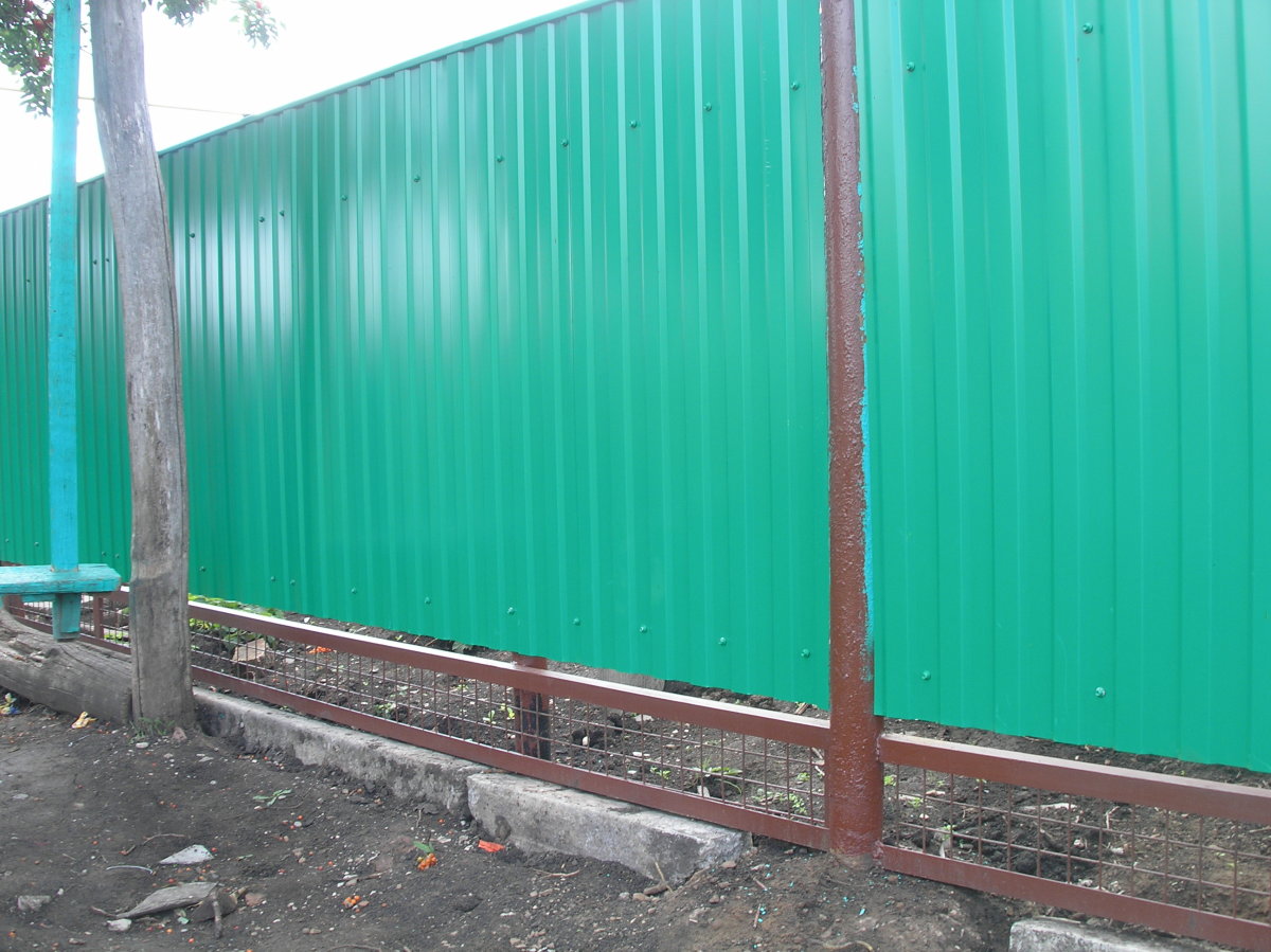 Светло-зелёный забор комбинированный из профнастила с сеткой-рабицей 