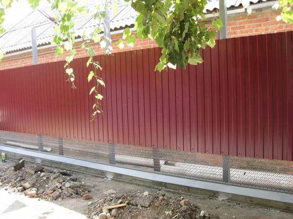 Красный забор комбинированный из сетки-рабицы и профнастила