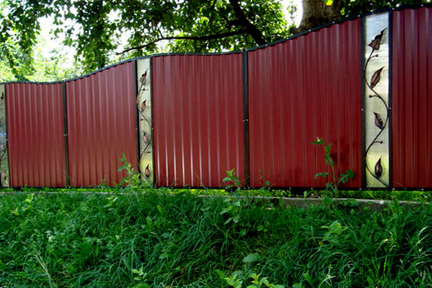 Забор из профнастила — особенности выбора и правила установки надежных конструкций (75 фото)