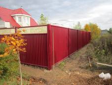 Модульный забор красного цвета