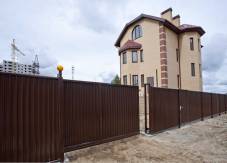 Модульный забор с откатными воротами