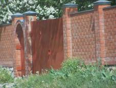 Кирпичный забор с воротами и калиткой