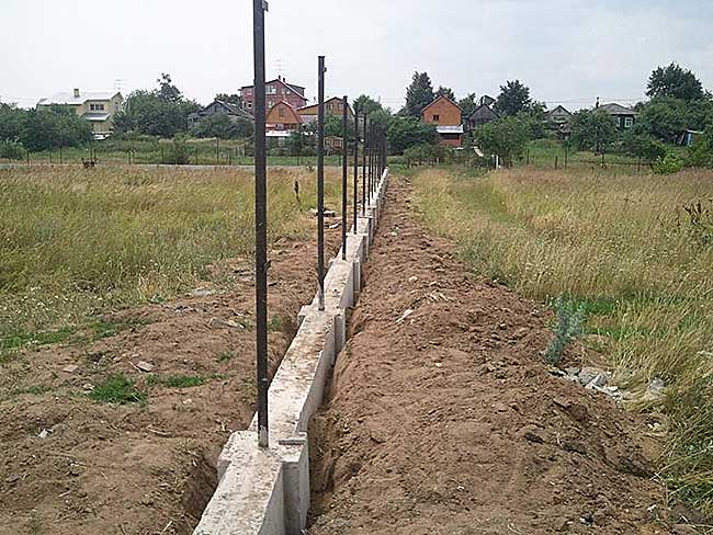Монтаж бетонных лагов и металлических столбов для забора на дачном участке
