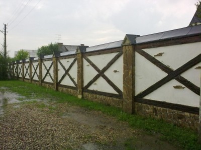Забор на каменных столбах с наполнением в стиле фахверк