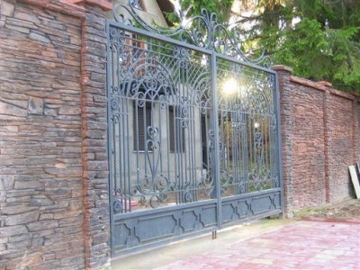 Каменный забор с коваными воротами