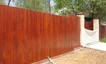 Деревянный комбинироавнный забор на кирпичных столбах