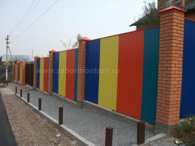комбинированный забор - цветной профнастил с кирпичными столбами