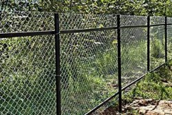 Дешевый забор для дачи из сетки рабицы