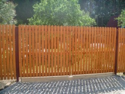 Дачный забор из деревянного штакетника с просветами