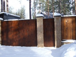 Сплошной деревянный забор для дачи со столбами