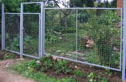 Забор из металлической сетки для дачи