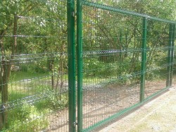 Забор для дачи из металлической сетки с воротами