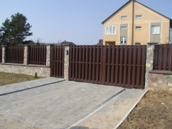 Забор для дачи из двойного металлического штакетника