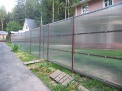 Дачный пластиковый забор на каркасе