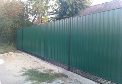 Зелёный комбинированный забор из профнастила с рабицей