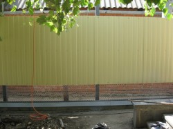 Забор комбинированный из сетки-рабицы и профнастила