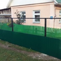 Комбинированный забор для частного дома из профнастила и сетки-рабицы