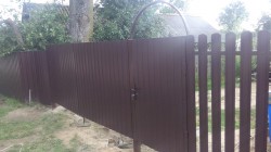 Комбинированный забор коричневого цвета из штакетника и профнастила