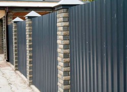 Комбинированный забор для частного дома из кирпича и профнастила