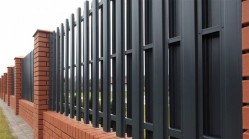 Комбинированный забор из чёрного профнастила и кирпича