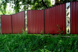 Комбинированный забор из профнастила и поликарбоната с ковкой 