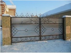 Комбинированный забор с воротами из поликарбоната и профнастила