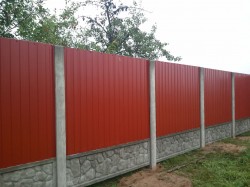 Комбинированный забор из профнастила с бетонными столбами