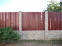 Красный комбинированный забор с бетонным фундаментом и столбами