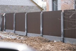 Комбинированный забор из профнастила на бетонных столбах