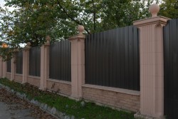 Комбинированный забор с бетонными столбами и профнастилом