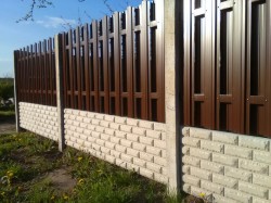 Комбинированный забор из профнастила и бетонного фундамента