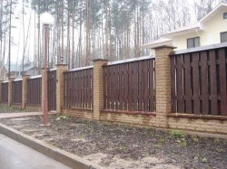 Комбинированный забор из кирпича и дерева для частного дома