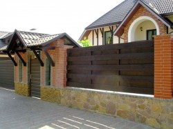 Комбинированный забор для частного дома из дерева с кирпичом