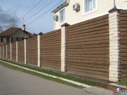 Комбинированный деревянный забор с кирпичными столбами