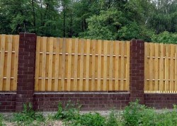 Деревянный комбинированный забор с кирпичными остовами